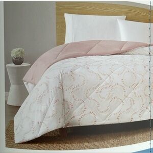 Elegant Blush Reversible comforter 
Rose blush pink dusty rose